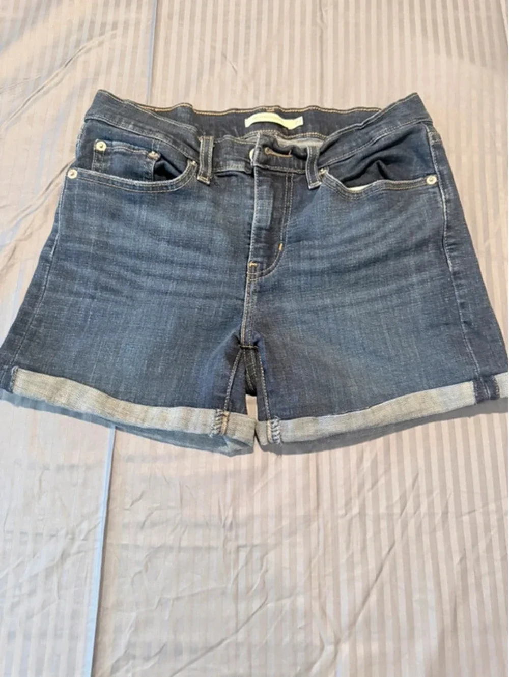 Levi’s Mid Length Denim Shorts Size 27 1212